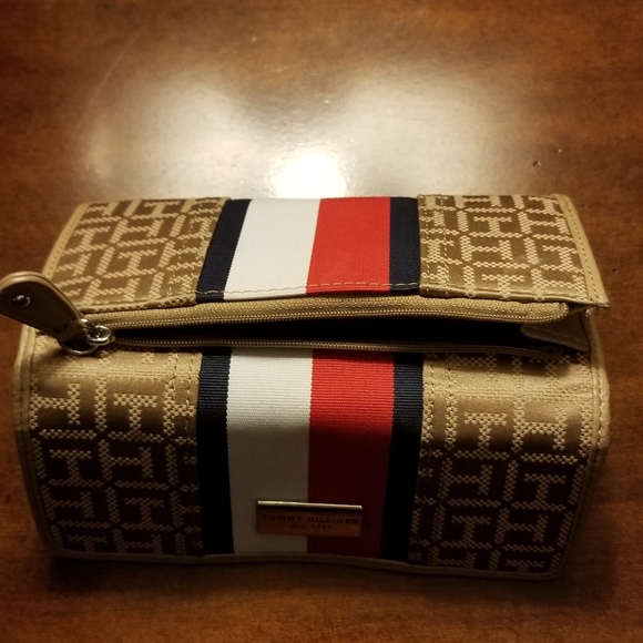 WOMEN'S TOMMY HILFIGER CLUTCH WALLET - Picture 5 of 5